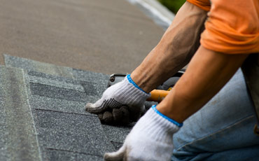 Rooder laying roofing tiles